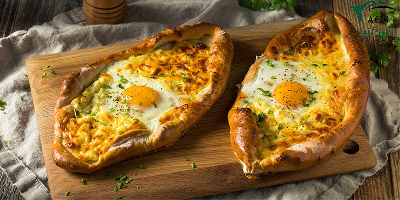 خاچاپوری؛ نان پرشده با پنیر محلی